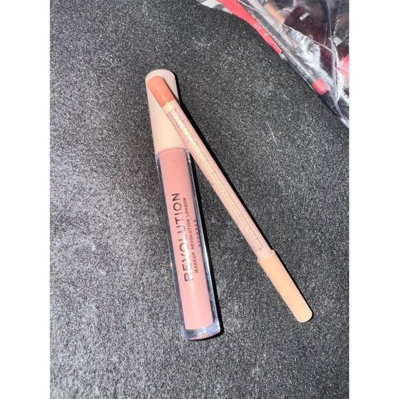 Makeup Revolution Lip Contour Kit Lover Gloss & Liner Set color lover - Picture 10 of 11